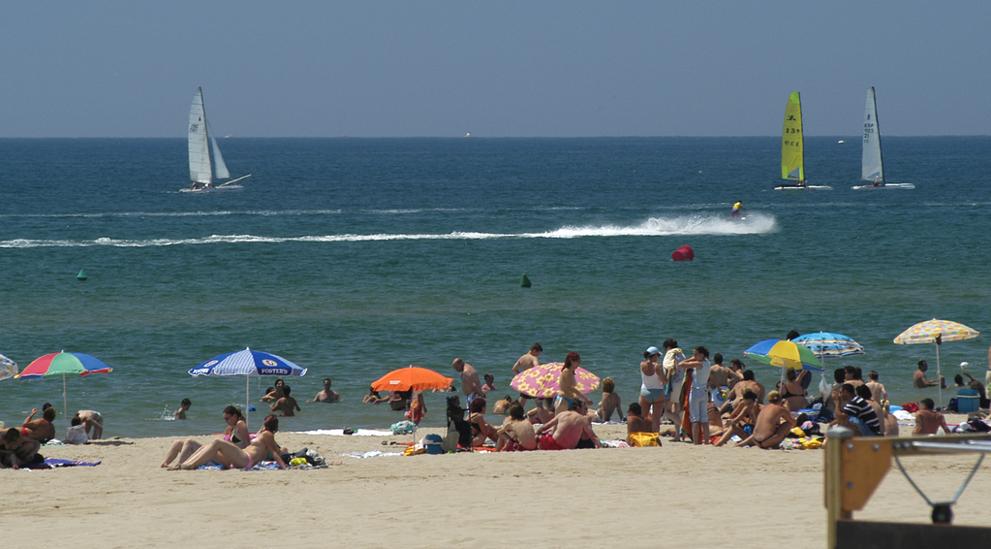 Renfe incrementa los trenes a la playa de Castelldefels durante el verano dlvr.it/LPptjr