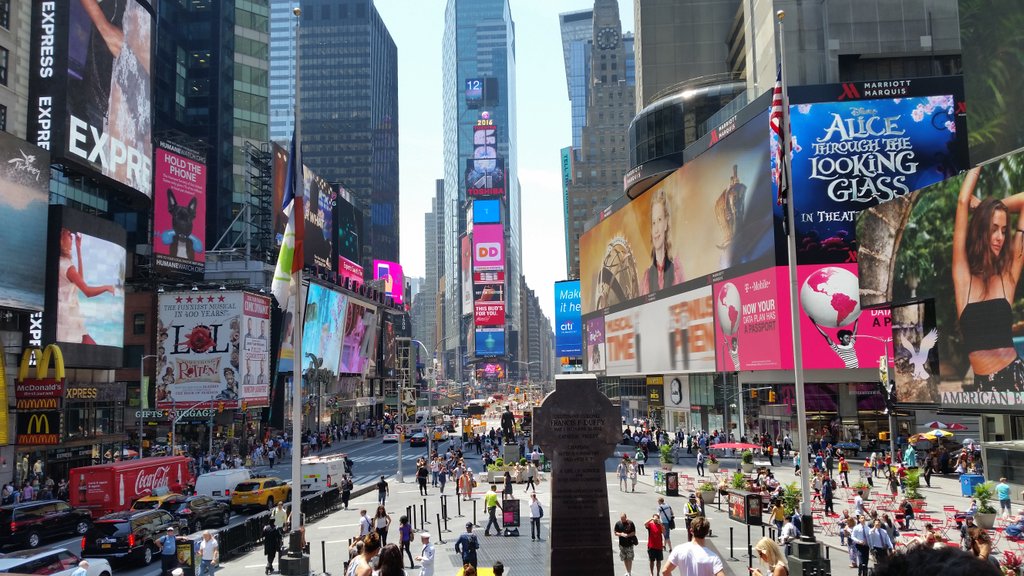 ThomasFink's tweet photo. My adblocker apparently doesn't work #adblock #timesquare @AdblockPlus https://t.co/mjvrBnvA14