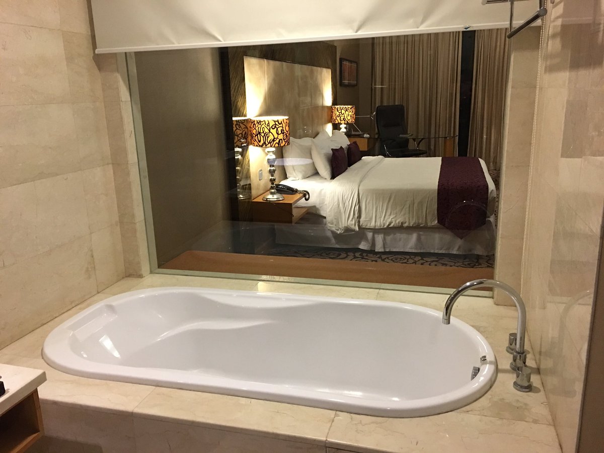 ホテルの部屋が天井高くて広いo(^_^)o
お部屋からバスルームが丸見えですわ