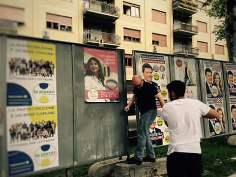AmbienteTorino's tweet photo. Attacchinaggio in giro per #Torino #5giugno #amministrative2016 #ambientetorino https://t.co/Y9QtZYDbuy