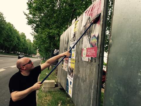 AmbienteTorino's tweet photo. Attacchinaggio in giro per #Torino #5giugno #amministrative2016 #ambientetorino https://t.co/Y9QtZYDbuy