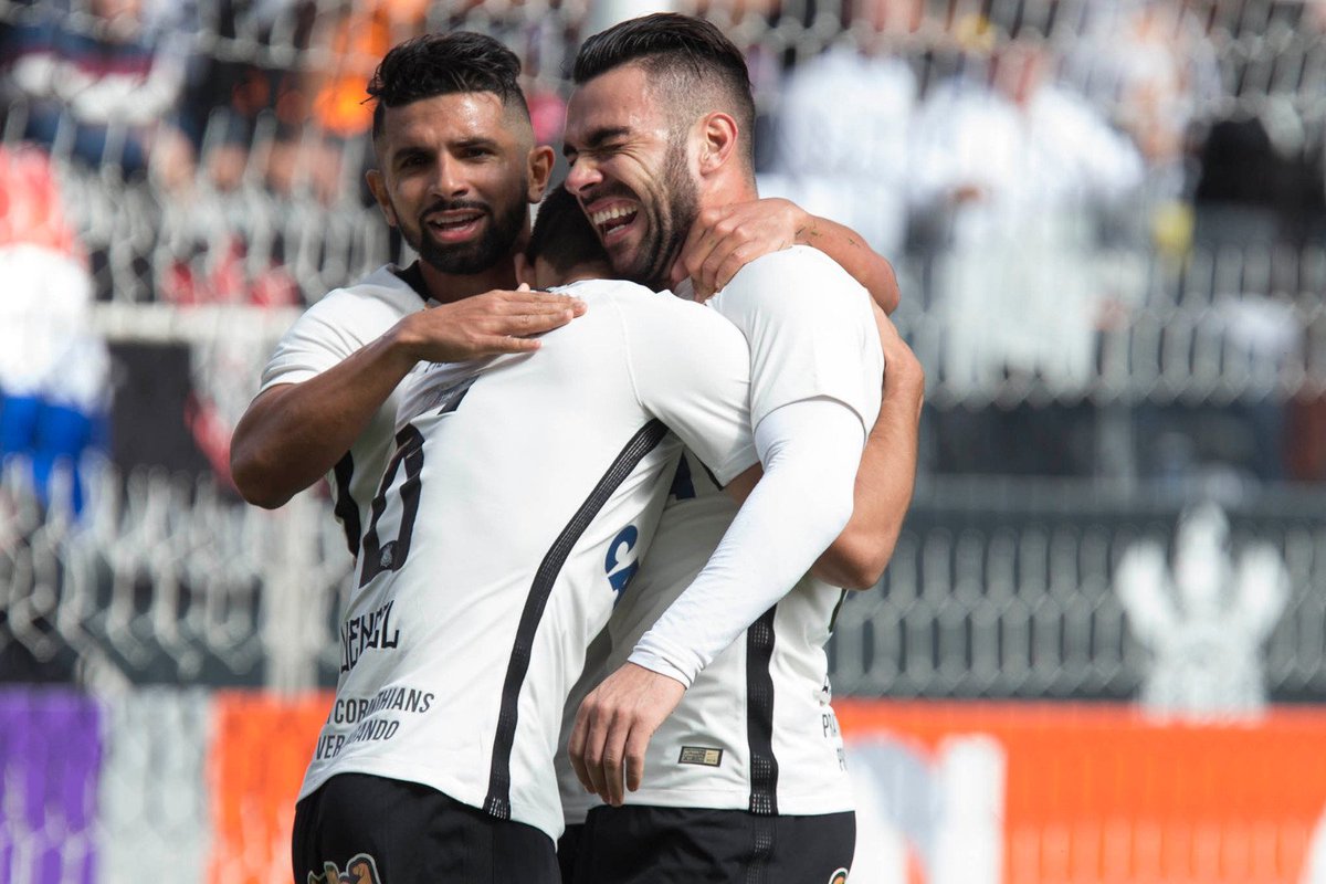 Após marcar um golaço, #BrunoHenrique é abraçado pelos companheiros. Timão 3 x 0 Ponte Preta. #VaiCorinthians