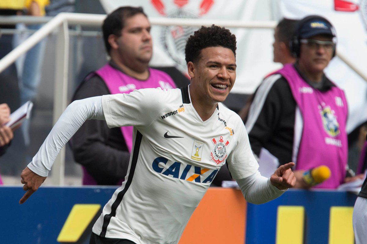 M. Gabriel comemora o primeiro gol. O meia fez bela jogada, cruzou e um jogador da Ponte anotou o gol contra.