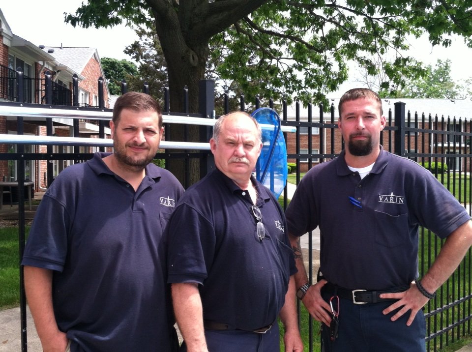 MsMin's tweet image. Now this is a crack #PoolCrew at Riverside North Apartments! Getting that pool ready to go for Memorial Day!!!
