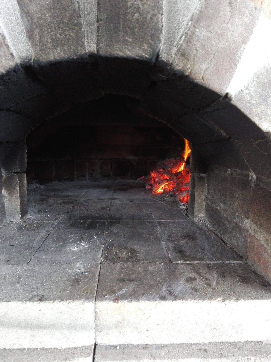 De oven is er klaar voor wie komt hem gebruiken ? 🍕