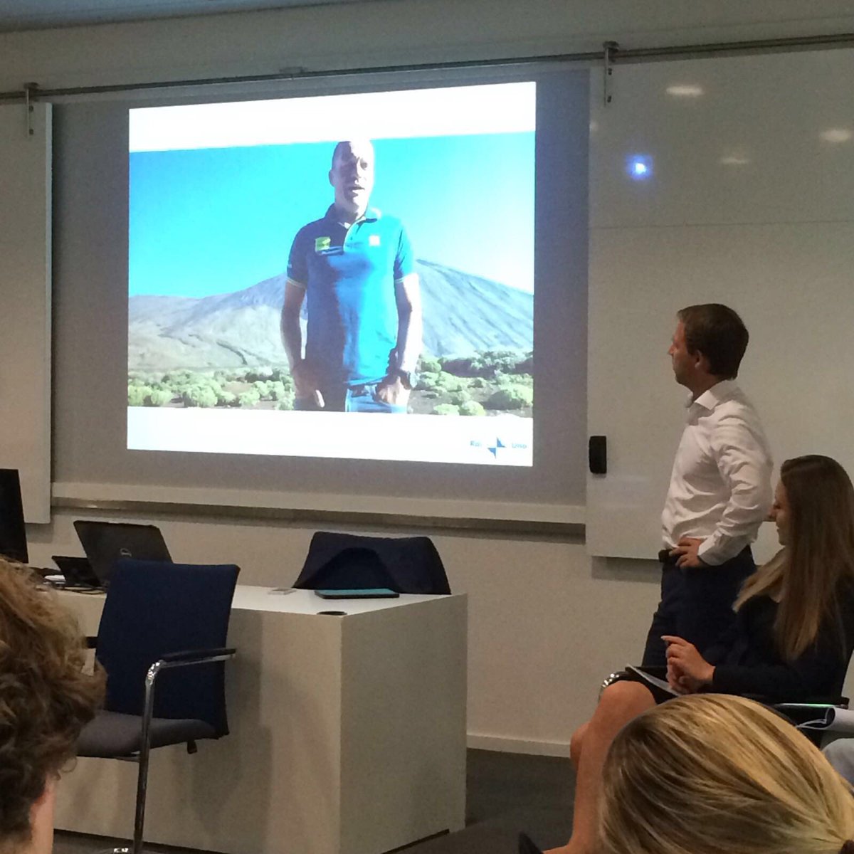 sportslins's tweet photo. Live connection with @stevendejongh @ivanbasso @NyenrodeBU elective #sportsleadership #howto setup #newproteam https://t.co/MKIdwbOAoa