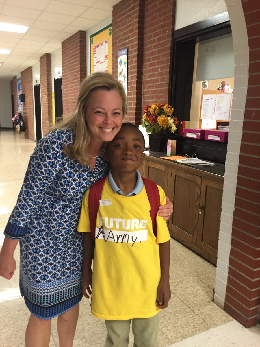 UofLBiz's tweet photo. We loved helping Portland Elementary students explore career possibilities! #CareerDay #ElevatePortland #GoCards https://t.co/scoTi5oGMf