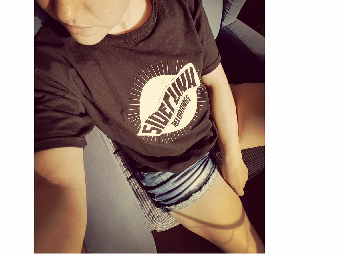 BettyWaxx's tweet photo. Aqui las camis disponibles en breve. #muymolonas 💜 #tshirt #camisetas #sidefunkrecordings #sidefunk #avalaible https://t.co/TLCyDEcuBk
