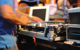 TheHarpBoston's tweet image. Got any weekend plans?  We've got our DJ playing the hottest hits tonight!