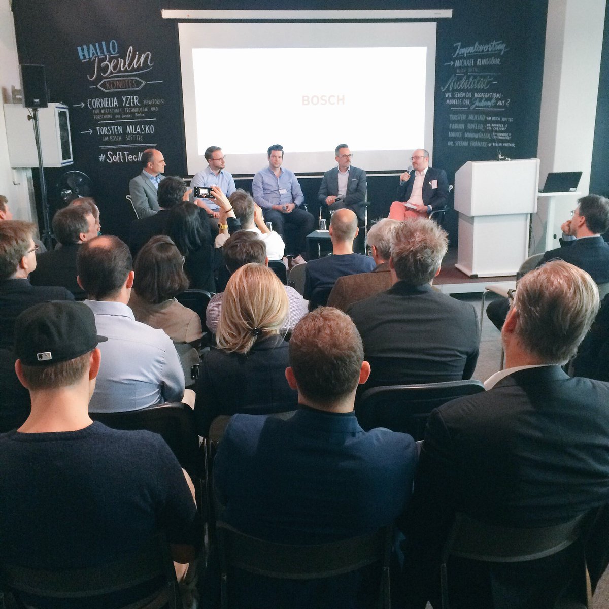 Unser Fachdienst <a href="/intellicar/">intellicar.de</a> richtet das erste #SoftTecMMU aus. Panel, moderiert von CR <a href="/Stoewhase/">off</a>, jetzt live.