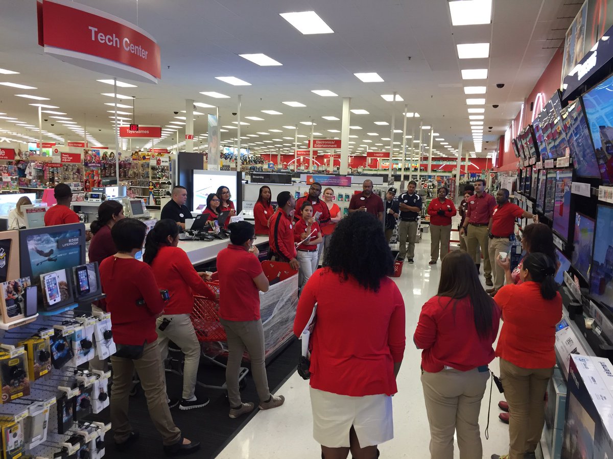 EClancy__'s tweet photo. Sr GSTL Tommy leading our morning  huddle all about #MemorialDaySales and the new #MyStats app https://t.co/8Y8u3CEWXq