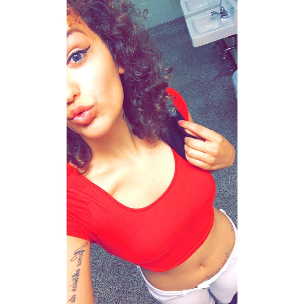 Rae_Banz_'s tweet photo. I need my blonde hair back.. I look pretty boring as a brunette #Boringbrown #needsomeblonde #ORred https://t.co/827MKEelz5