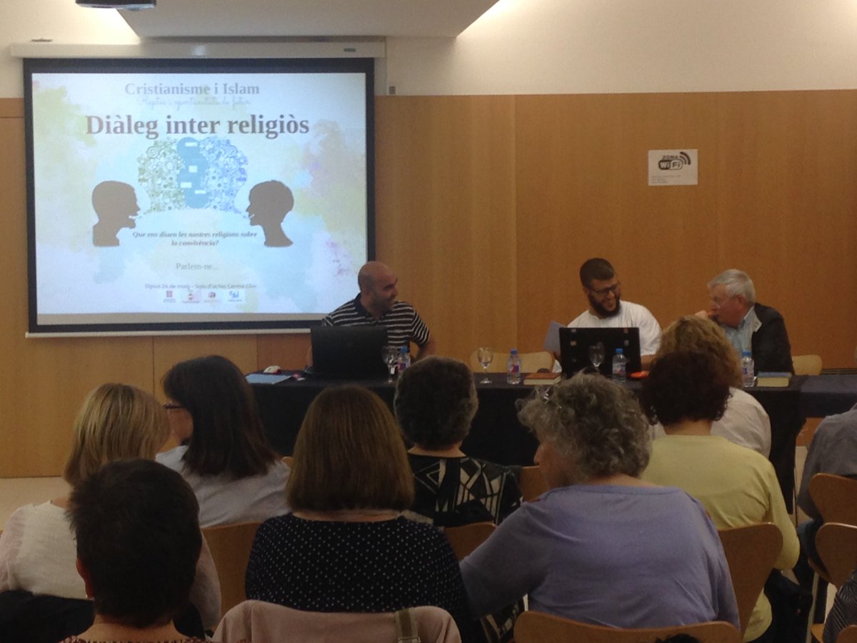 evendrella's tweet photo. A Valls, a punt de començar la xerrada sobre diàleg interreligiós: "Cristianisme i Islam, reptes i oportunitats" https://t.co/oAe2rqFc7Q