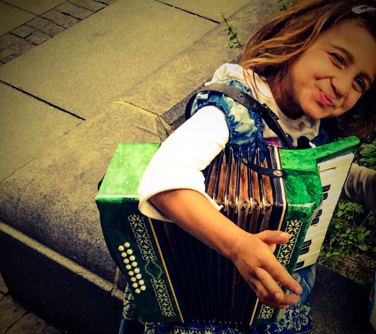 BUKAiSu's tweet photo. Zone i harmonika #streetsofBelgrade #music https://t.co/KqrQK3VzB9