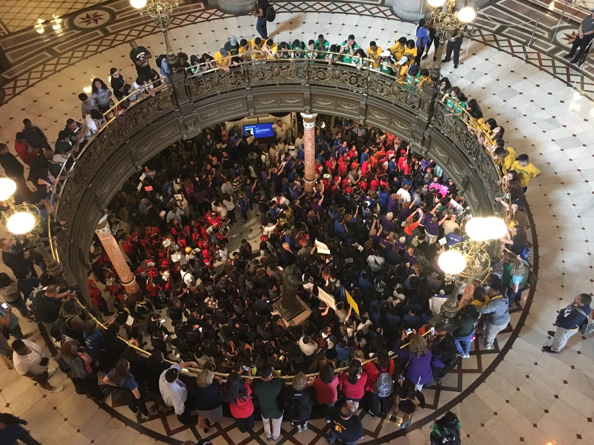 StateRepAmmons's tweet image. These students aren't cleaning out lockers for summer, they're demanding fair school funding! #FixTheFormula #SB231
