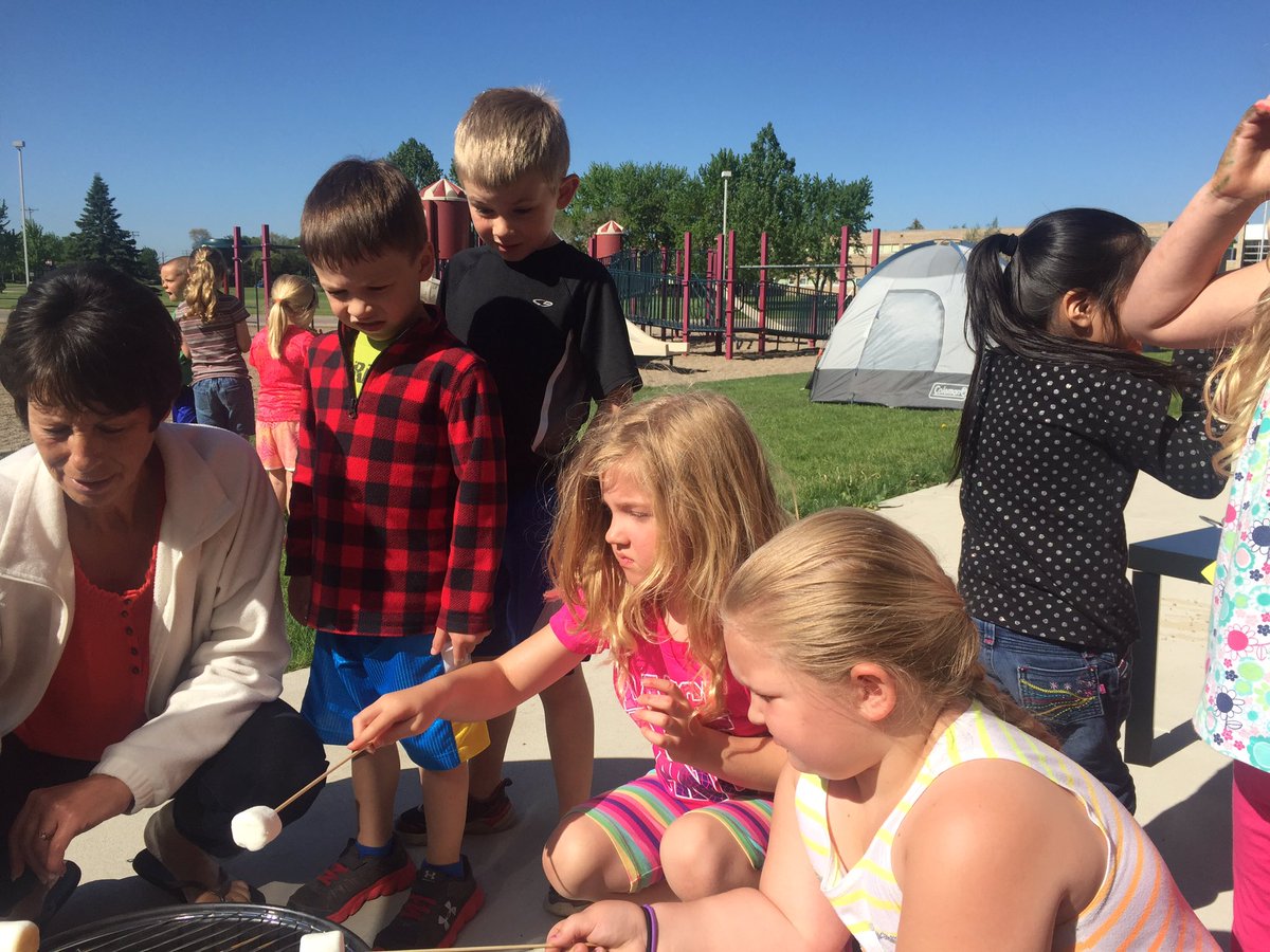 LinzkMrs's tweet image. Roasting Marshmallows on Kindergarten Camping Day!! @CSEROCORI #cse2028 #csestrong