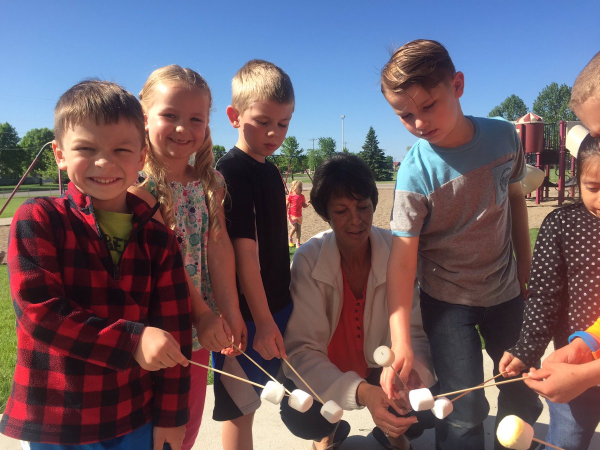 LinzkMrs's tweet image. Roasting Marshmallows on Kindergarten Camping Day!! @CSEROCORI #cse2028 #csestrong