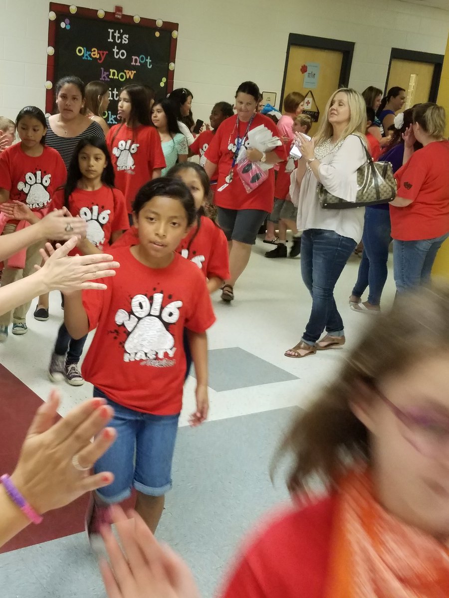 Dr_Dahlberg's tweet photo. #5thgradewalk @HASTYNo1Learner Good luck next year @tmsinfo #onceahusky #alwaysahusky https://t.co/8ivvFx6pdF