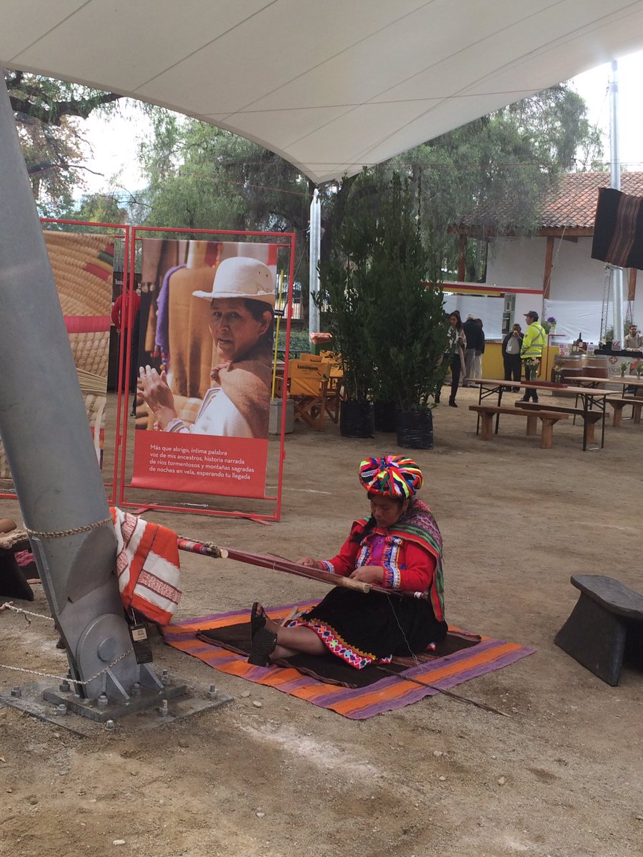 AraucoSoluSost's tweet image. #ARAUCOCHILE estaremos en #BienalDeArteOriginario. 
Encuentra la mejor artesanía de Latinoamérica #ARTESANOS2016