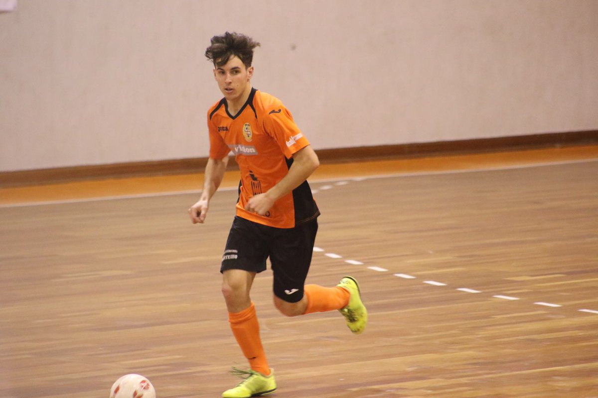 DeporteCLM's tweet photo. Si crees que @ivanparro95 del @Ciudaddetoledof ha sido el mejor jugador de Tercera RT #PremiosDeporteCLMFutsal https://t.co/tHF8Z2XL7w