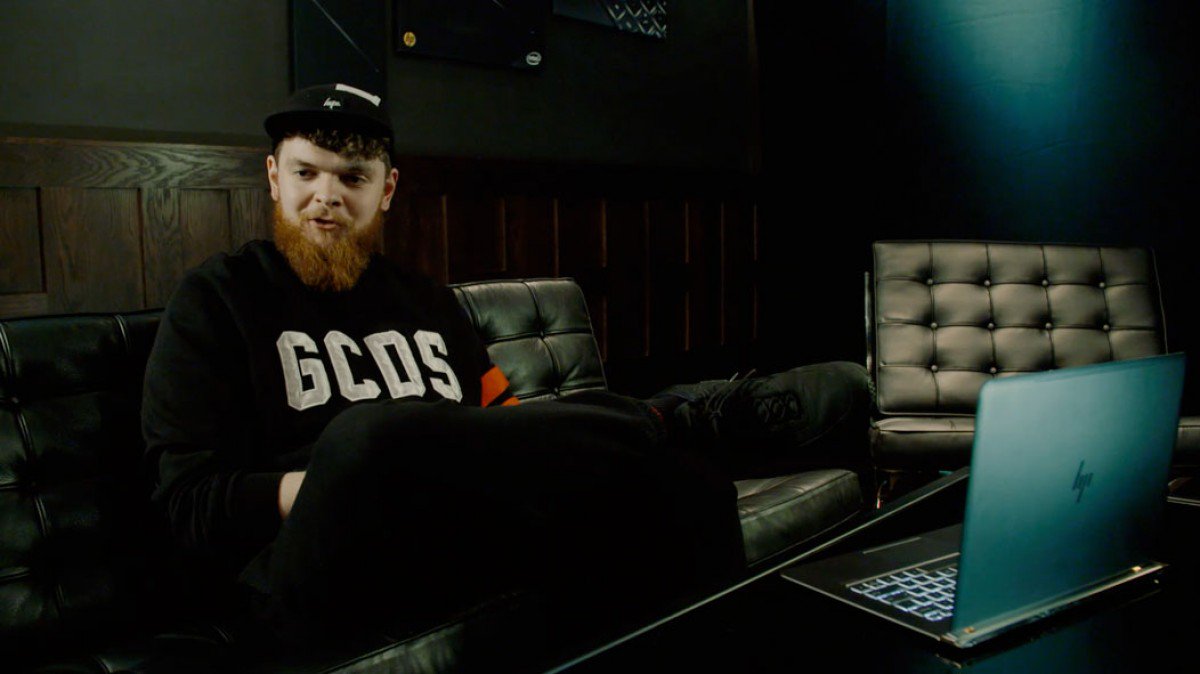 wearelovelive's tweet photo. New work with @HP featuring @JackGarratt live in London! https://t.co/MzbBLQftXy https://t.co/YriCo7g1tS