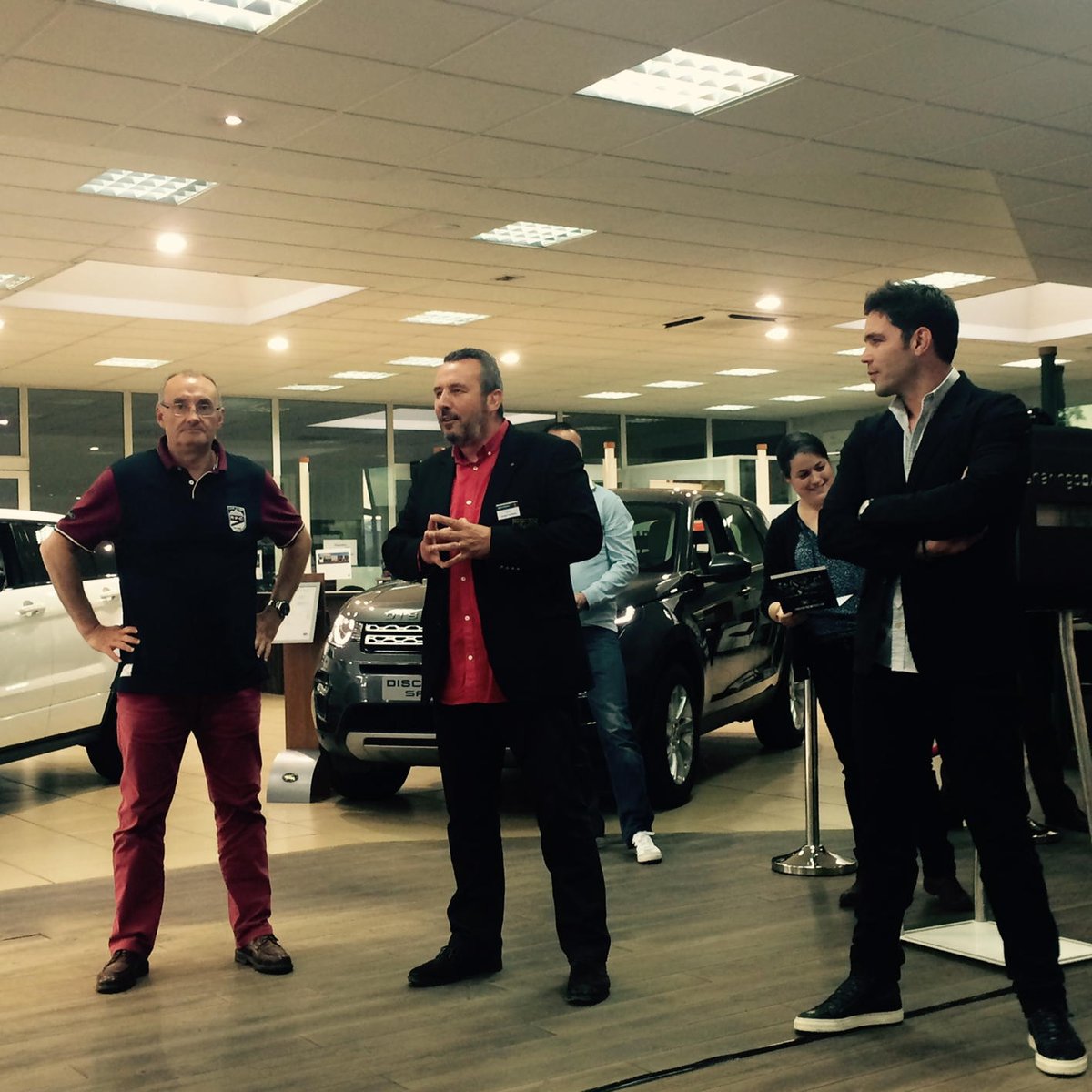 GroupeDuffort's tweet photo. Le rugby à l'honneur avec @LandRoverFrance merci #dimitriyachvili #landrover https://t.co/KiNcU5Y3Jy