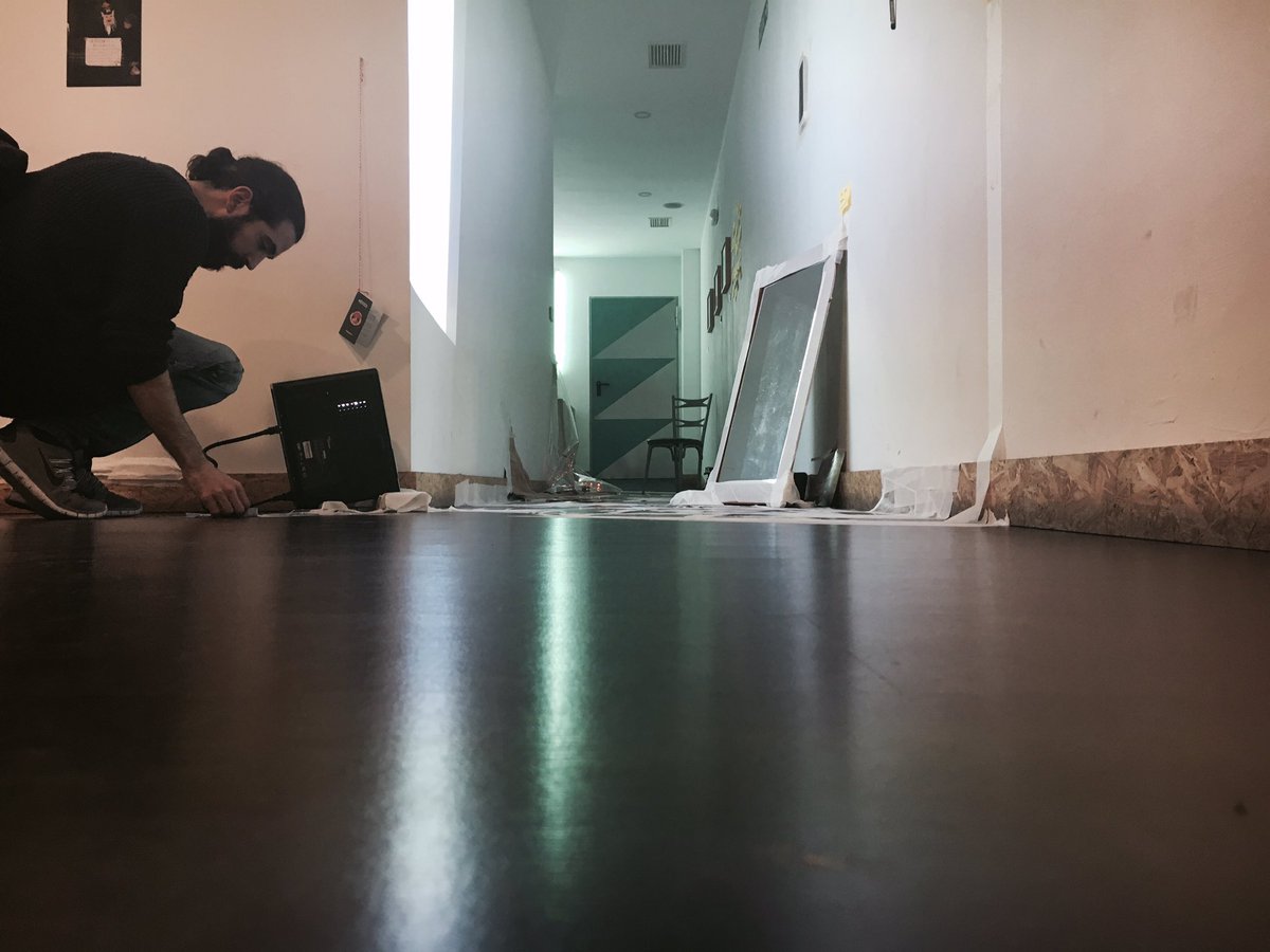 #ReflexionesDeUnAlemán de <a href="/Monica_Runde/">MRunde</a> dentro de #surgeMADRID Podéis visitar la pieza hasta las 21h