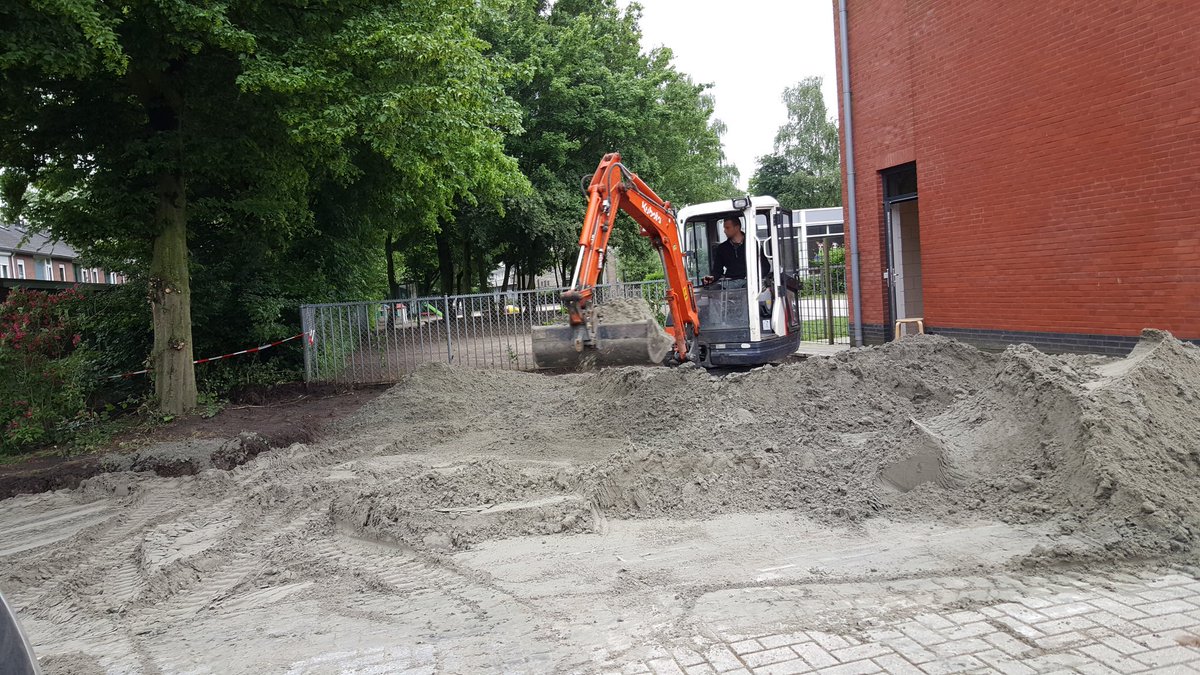 FysioH's tweet photo. Fase2 in volle gang.realisatie #oefentuin voor #ouderen bij #fysiotherapie #heusdenhout #breda #gratis #beweeguren https://t.co/8bOZBu8p0J