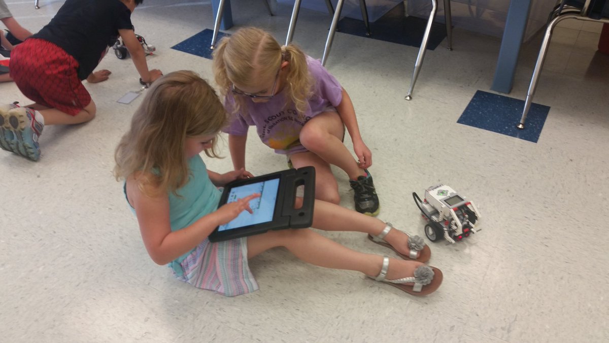 Snyder_gradeK's tweet photo. Kinders utilizing their coding skills to show how robots can assist humans in everyday life! https://t.co/cnlqNeEQ9e