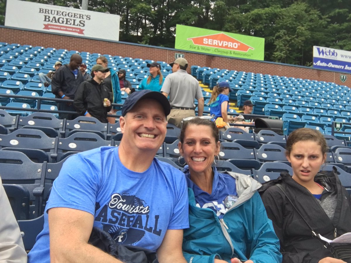 LoriKayPaden's tweet photo. Photobomb. 😐 @GoTourists #tweetyourseat Q4! https://t.co/l44v08xhhy