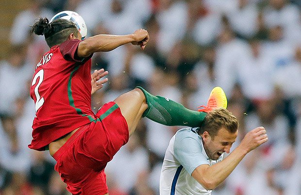 folha's tweet photo. Inglaterra vence Portugal em amistoso antes da Euro marcado por voadora https://t.co/tP4hGadkl2 https://t.co/AOUrUDsvJB