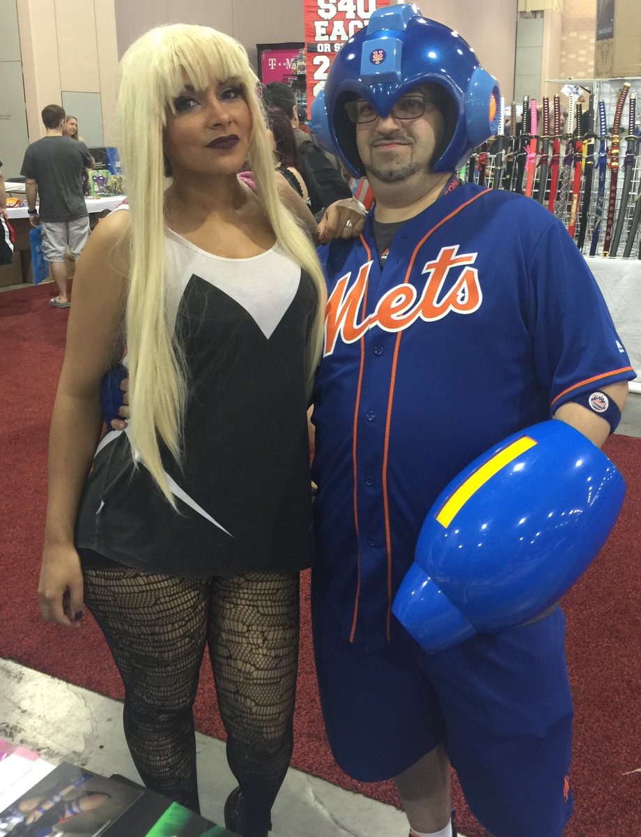 JBruno81's tweet photo. Me #MegaMet w/ #MyQueenOfCosplay @soniaralynn @wizardworld #WizardWorldPhilly https://t.co/MRg3AhULRv