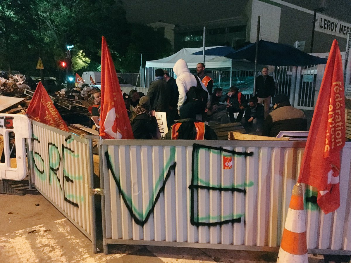 ReportersDebout's tweet photo. TIRU Ivry s/ Seine toujours debout, #95mars #NuitDebout https://t.co/YelKncL0eu
