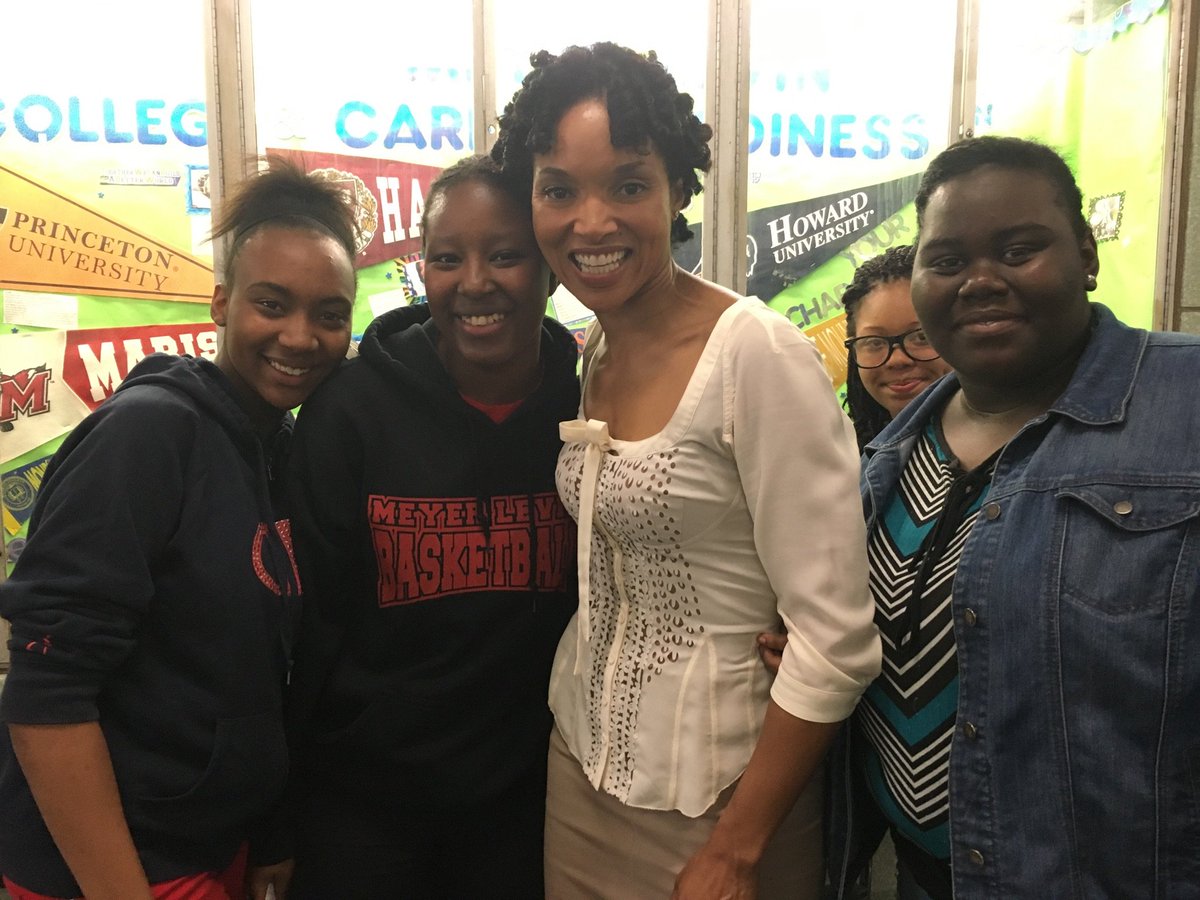 zansari8's tweet photo. .@RenoWilson u & @LisArrindellAnd showed up at schl to show ur support even tho u didn't have to. #SaveMeyerLevin https://t.co/PqQPnlgH5k