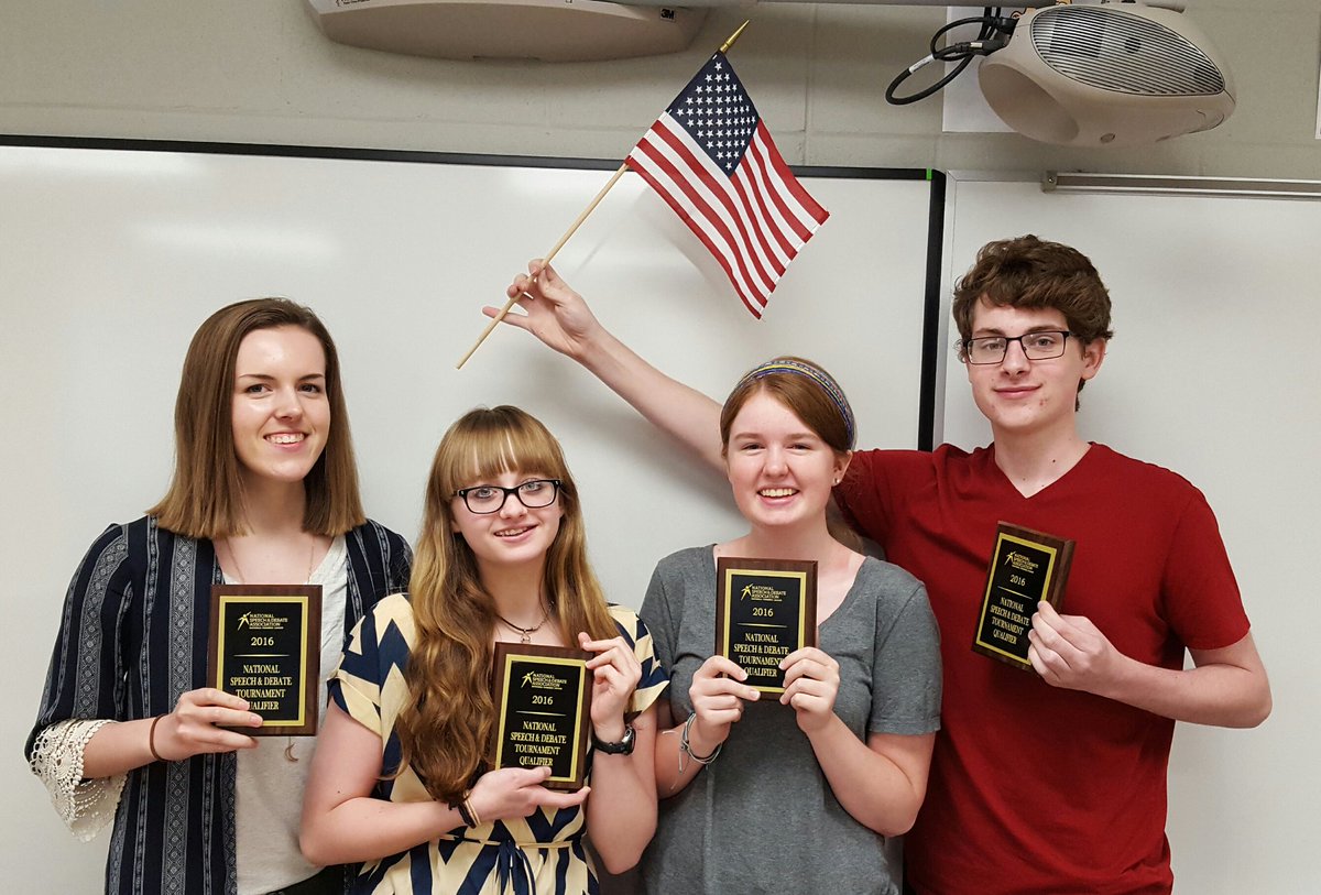 PirateDB8's tweet photo. The @EKNSDA World Schools team sans Trenton finishing another practice! #saltlakebound @LansingDB8n4N6 @LHS_DB8_4N6 https://t.co/e1MIVIlcHd