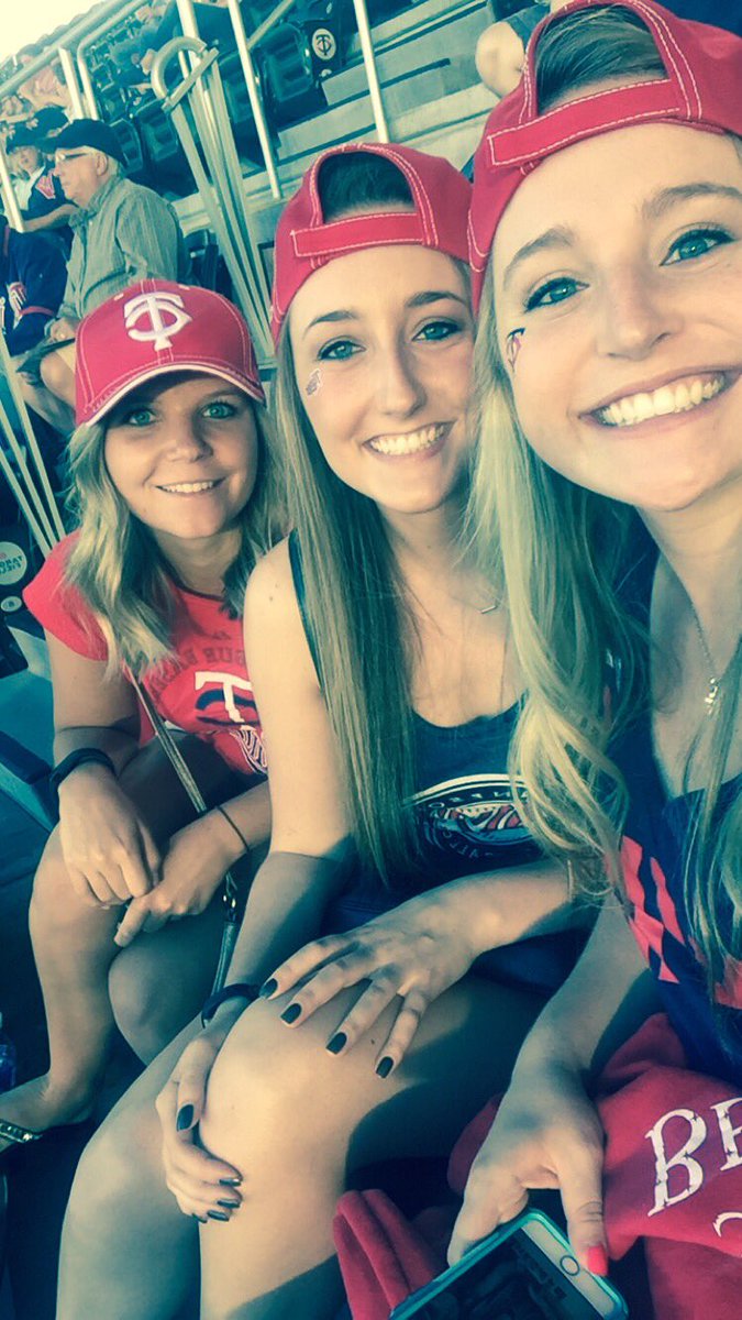 Marissa_Egg's tweet photo. #twinspics https://t.co/uoUdpoWh5B