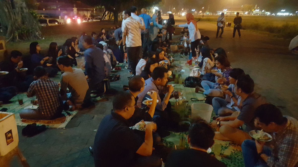 nameisguru's tweet photo. Sit down dinner builds bonding #proudofaxamandiri #icmgroup6 #proudofaxa https://t.co/Lnv1sDFJRl