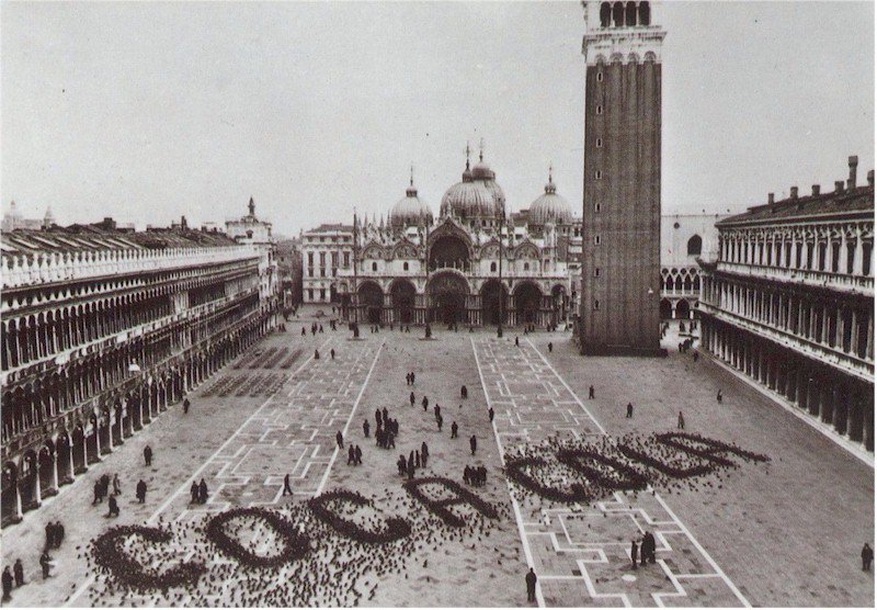 HistoryInPics's tweet photo. A 1960s Coca Cola advertisement made by spreading grain for pigeons in St. Mark's Square, Venice. https://t.co/NLjqNvP1gK