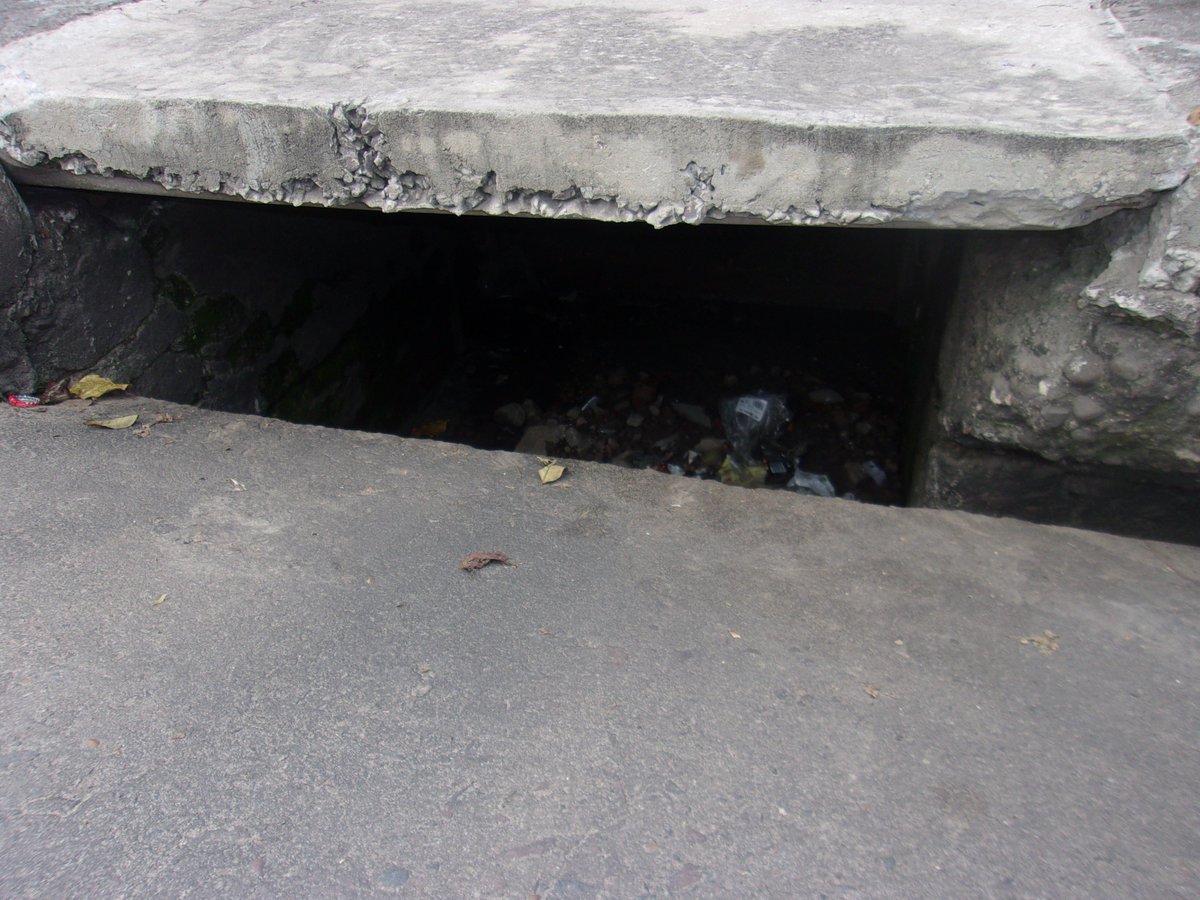 La basura que arrojamos en la vía pública termina dificultando el funcionamiento del sistema de desagüe pluvial !