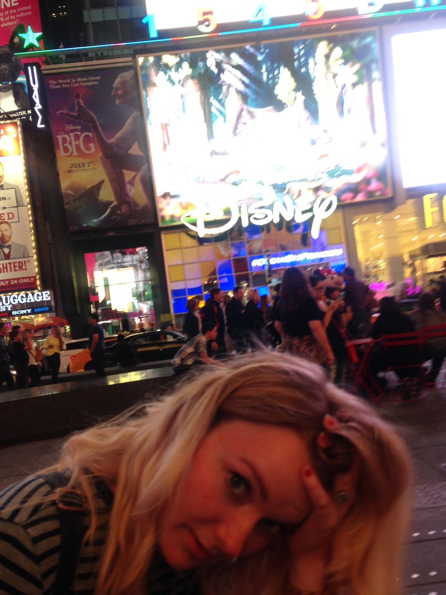 AmieeConn's tweet photo. If #BlondeBae says "REAL #NewYorkers don't actually...." One more time...🔥🔥🔥🔥 #swendate #OUATrockopera @ouatspoof https://t.co/PyuTEW10yw