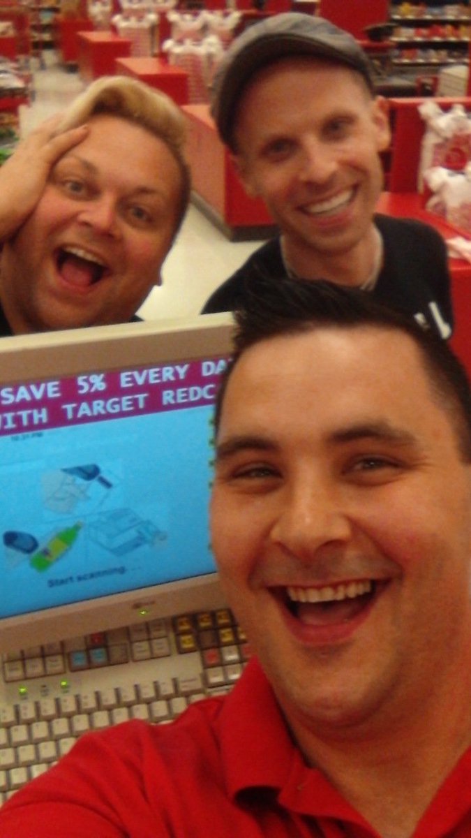 Had a surprise tonite I seen my two favorite queens from rupauls drag race #gingerminj #katya