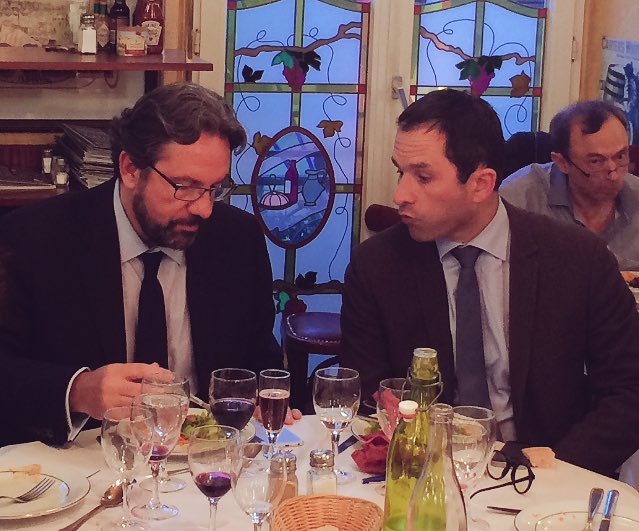 JBHamonic's tweet photo. Une des belles photos de ce soir 😉. 2 hommes aux idées différentes, mais 2 hommes de convictions et de valeurs. 👍 https://t.co/nPhz0IuCAt