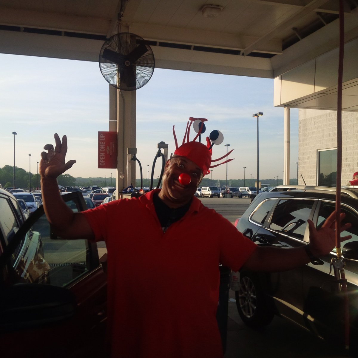 ylofton's tweet photo. @abgNEAHR  BWI RED NOSE DAY #Yolanda@BWI https://t.co/fYuf9nnFh0