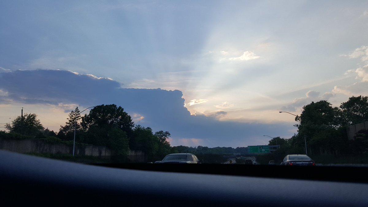 9taanki's tweet photo. Every cloud has a sliver lining!! https://t.co/9gKvxbz8lp