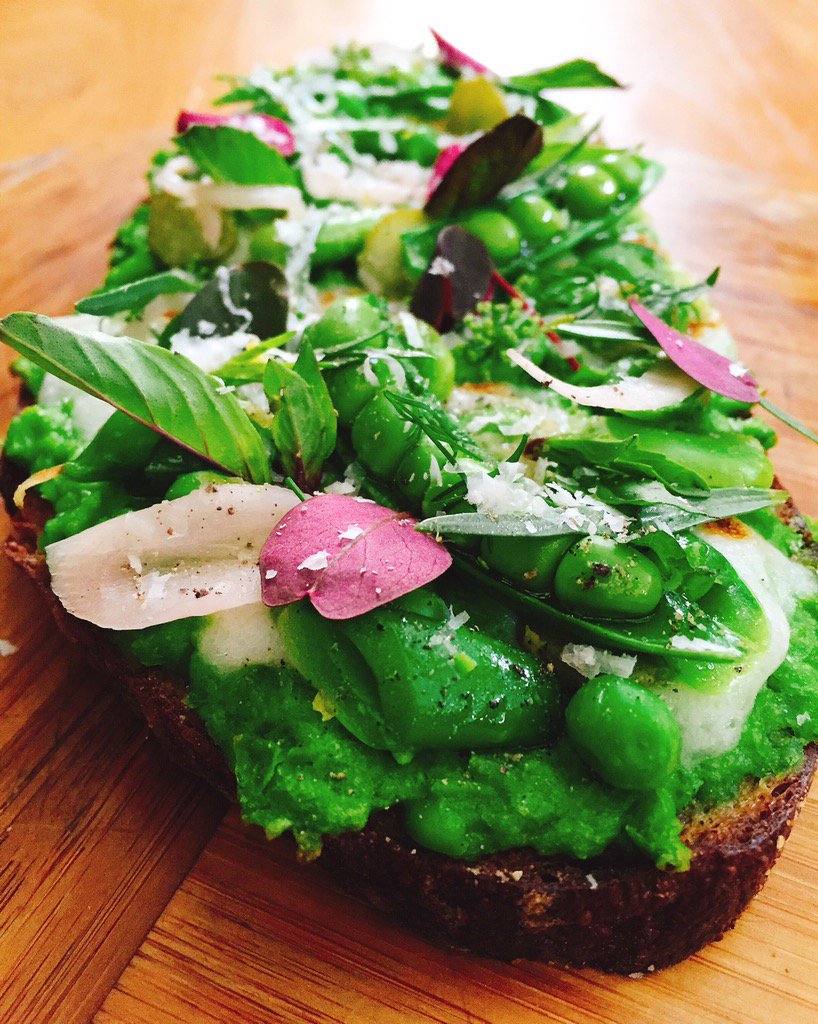 HinokiBird's tweet photo. Eat your greens π± #springpea #toast #burrata #dineLA #dinner https://t.co/ue1xSSf20Z