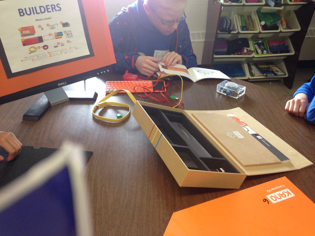 sharimsays's tweet image. Using builders in Kano land!  Thanks grade 6!  #sunwestsd207 #uptocode