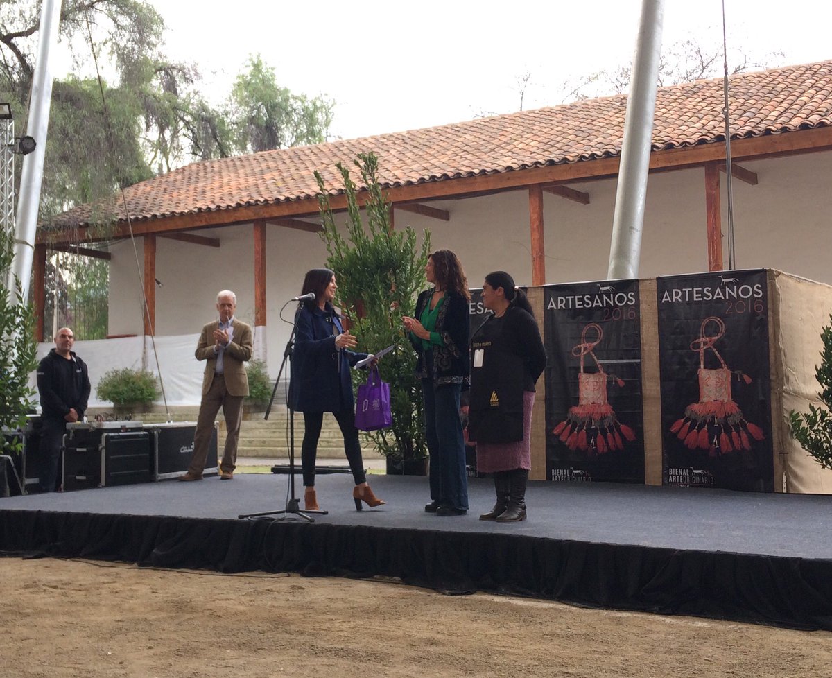 MujerImpacta's tweet image. Hoy en #Artesanos2016 de @Arteoriginario distinguimos a Claudia Hurtado, gestora del proyecto Ñocha Malen 👏
