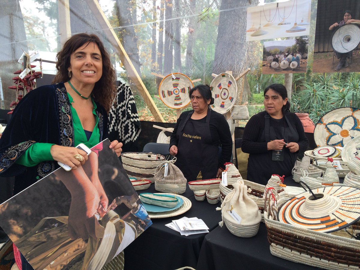 MujerImpacta's tweet image. Hoy en #Artesanos2016 de @Arteoriginario distinguimos a Claudia Hurtado, gestora del proyecto Ñocha Malen 👏