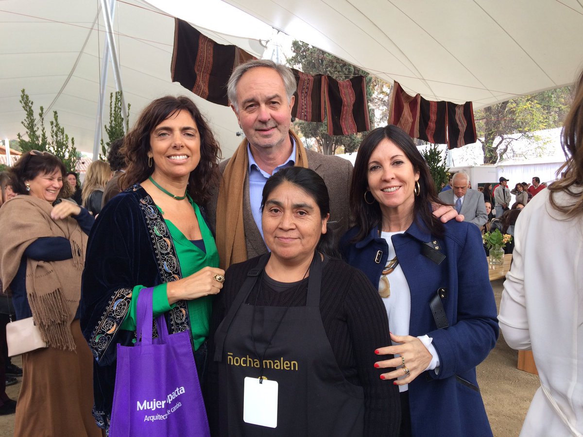 MujerImpacta's tweet image. Hoy en #Artesanos2016 de @Arteoriginario distinguimos a Claudia Hurtado, gestora del proyecto Ñocha Malen 👏
