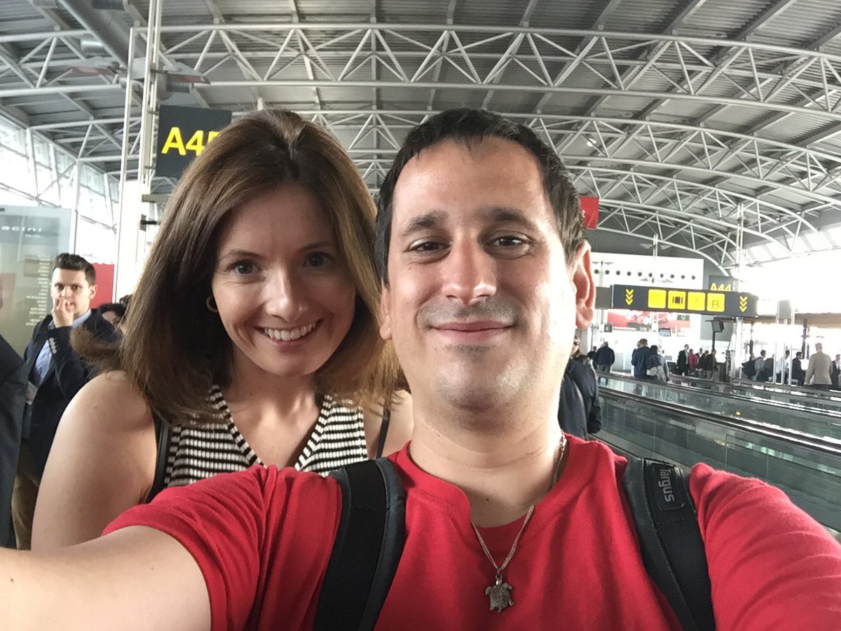 elrincondesele's tweet photo. Vaya vaya...me he encontrado con @enarah en el aeropuerto de Bruselas. Qué bueno verte!!!!  😄 Un besazo!! https://t.co/BD0BLOueaV